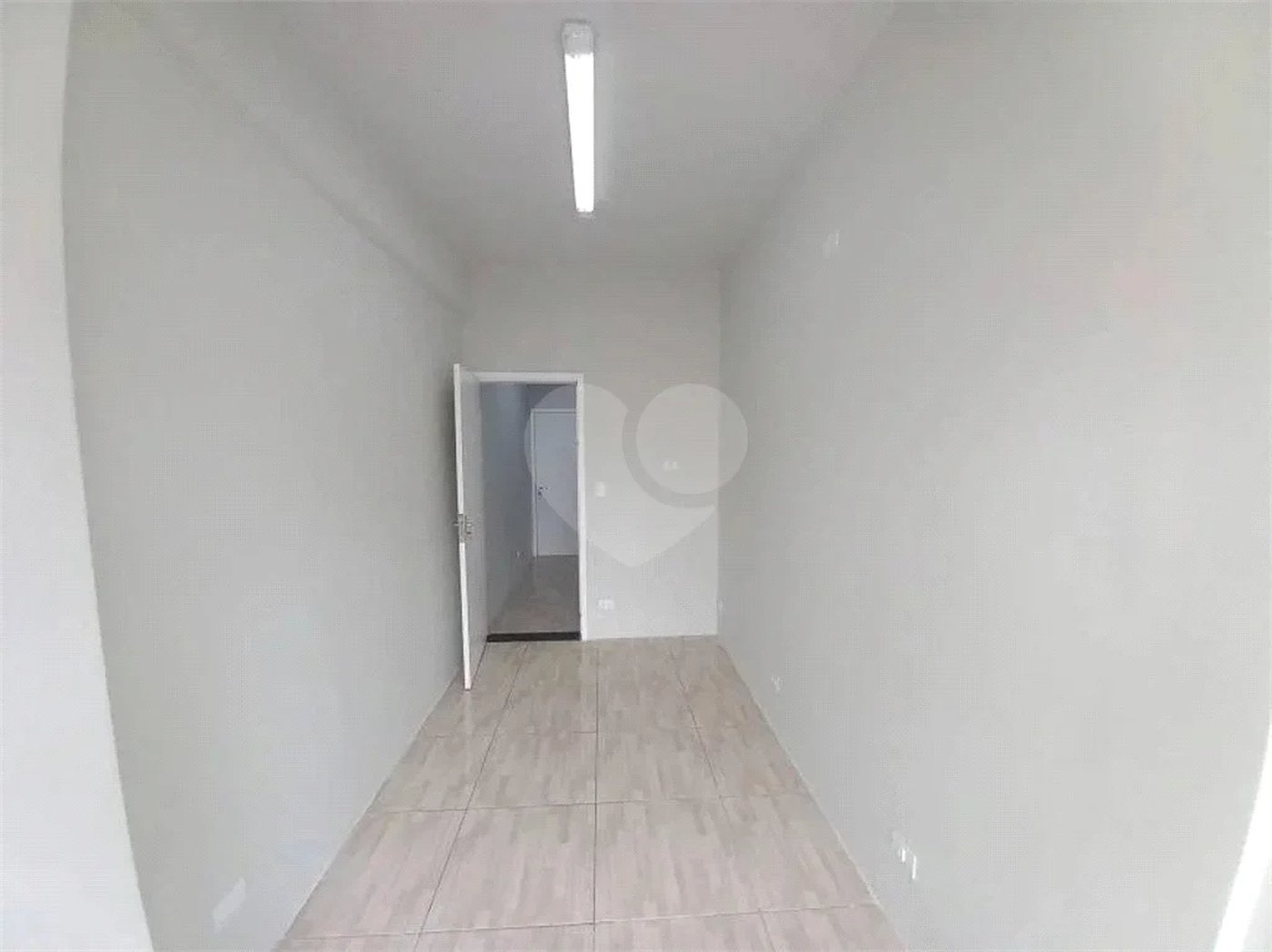 Ótima sala para escritório com 37 m², possui 2 ambientes.