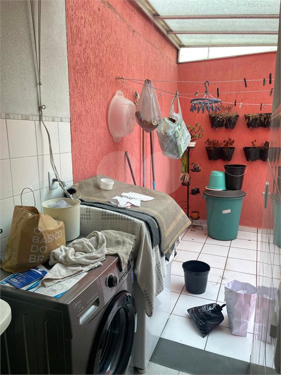Casa à venda com 3 quartos, sendo 1 suíte, no condomínio Serranos, São Paulo - SP