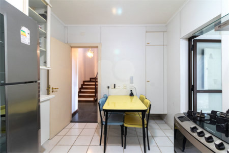 Casa à venda com 4 quartos, sendo 2 suítes,  no condomínio Vila das Flores, São Paulo - SP