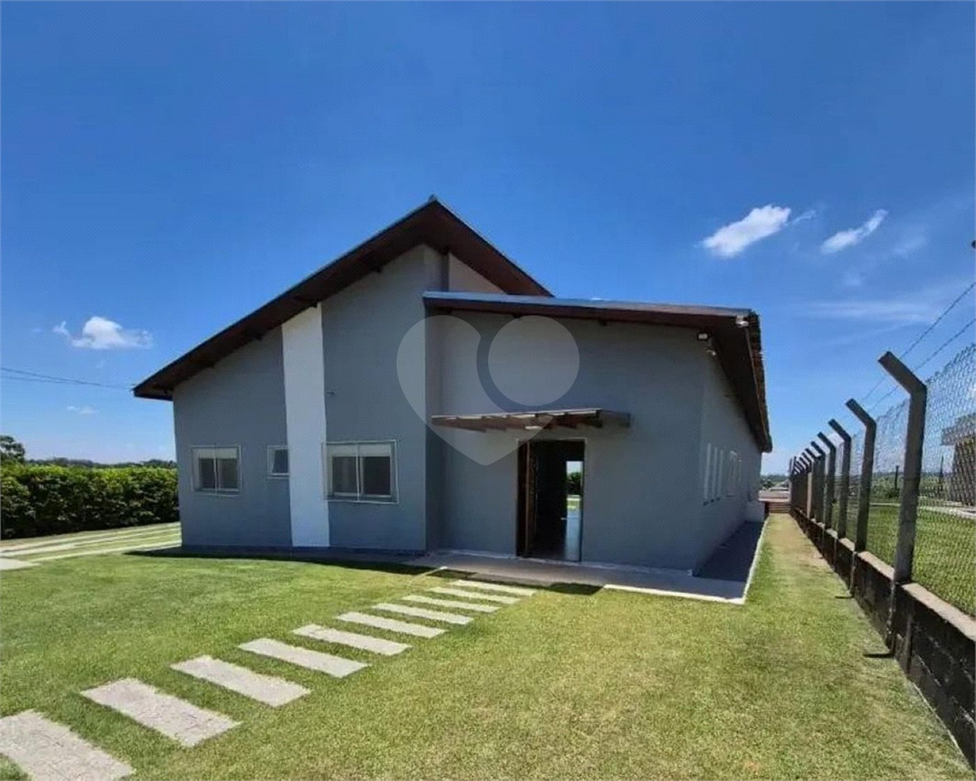 Casa à venda com 3 suítes no condomínio Chácaras Arumã, Sarapuí - SP
