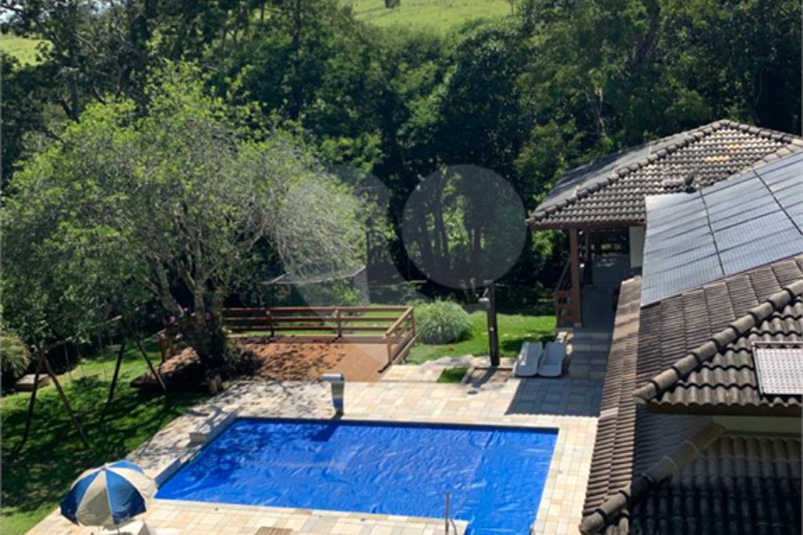 Casa à venda com 5 quartos, sendo 2 suítes, no condomínio Capela do Barreiro, Itatiba - SP