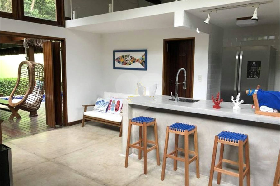 Casa à venda com 4 quartos, sendo 2 suítes,  em Barra Velha, Ilhabela, SP