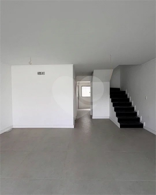 Casa duplex com 4 quartos, piscina e área gourmet, em condomínio com lazer completo e localização estratégica ao lado do Park Shopping.