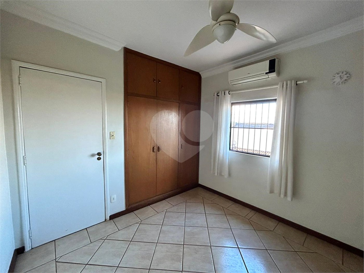 Sobrado à venda com 3 quartos, sendo 1 suíte,  em Parque dos Bandeirantes, Ribeirão Preto, SP