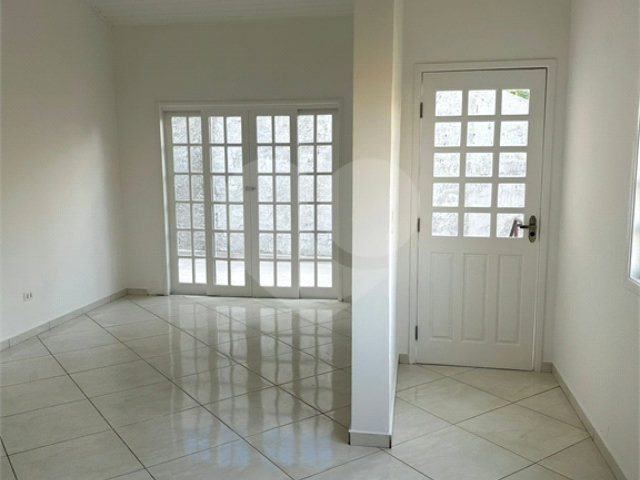 Casa à venda com 4 quartos, sendo 1 suíte,  no condomínio Jardim das Acácias, Cotia - SP