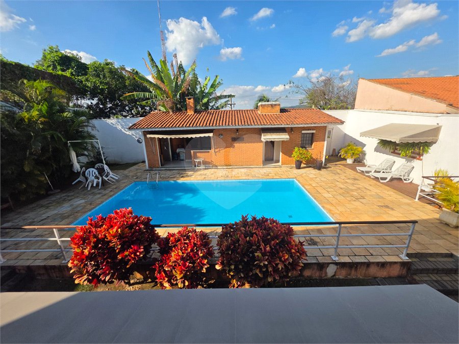 Casa à venda com 3 quartos, sendo 1 suíte, no condomínio Estância Marambaia, Vinhedo - SP