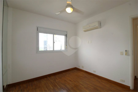 Apartamento à venda com 3 quartos, sendo 1 suíte,  em Vila Olímpia, São Paulo, SP