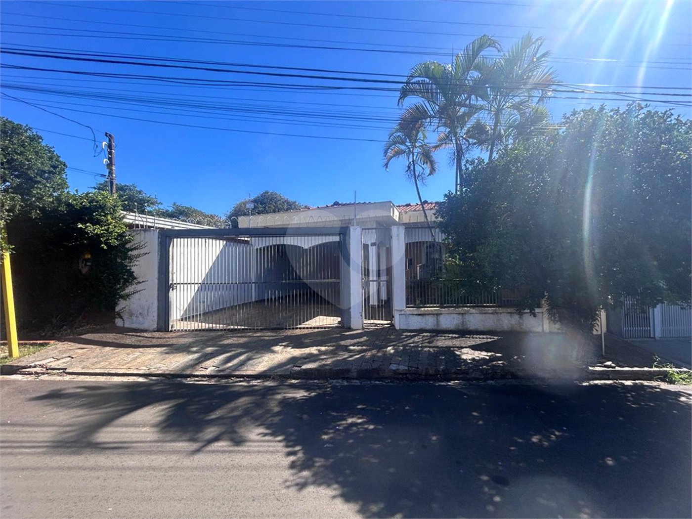Casa espaçosa e confortável em um bairro tranquilo a venda.