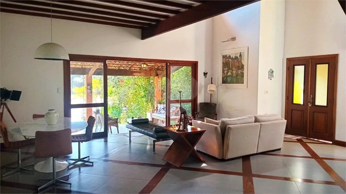 Casa à venda com 3 suítes no condomínio Vale da Santa Fé, Vinhedo - SP