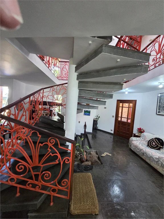 Casa à venda com 4 quartos, sendo 2 suítes, em Cidade São Francisco, São Paulo, SP
