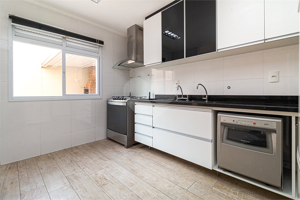 Casa à venda com 4 quartos, sendo 2 suítes, no condomínio Vila das Andorinhas, São Paulo - SP