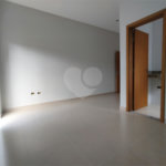Casa térrea em Atibaia com 3 suítes, sala 2 ambientes, 2 vagas garagem, excelente localização, pronta para morar