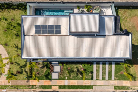 Indaiatuba - Condominio Villa Sapezal - 318 m² de Terreno - 230 m² de Área Construída - 3 suítes, sendo 1 Master com closet planejado - Sala de TV - Sala de estar integrada à Sala de jantar - Cozinha com móveis planejados - Despensa - Escritório planejado - Lavabo - Piscina com preparação para aquec