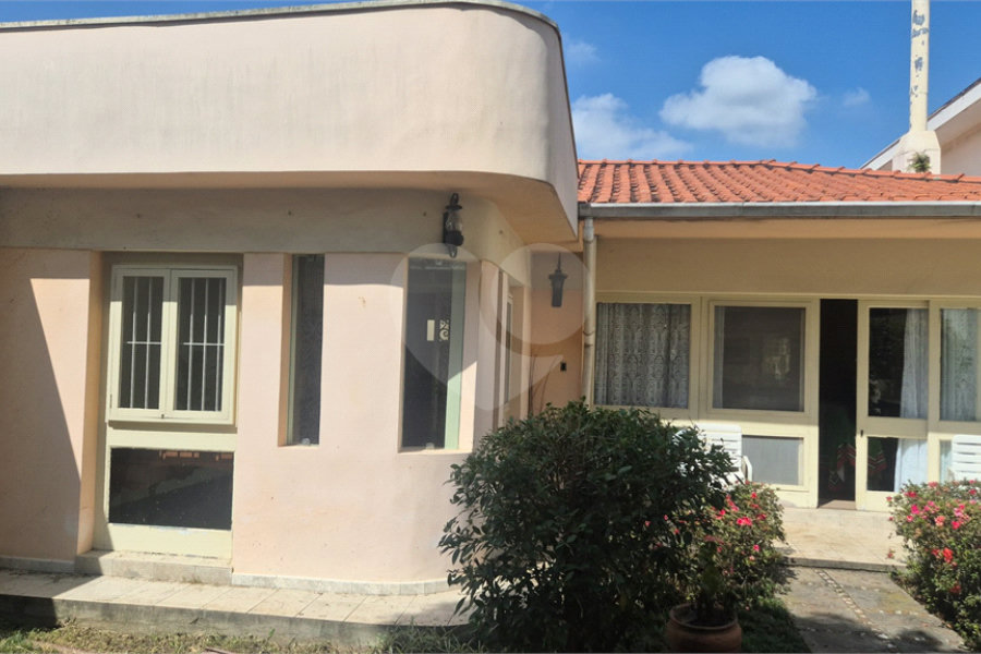 Casa à venda com 4 quartos, sendo 3 suítes, no condomínio Chácara das Rosas, São Paulo - SP