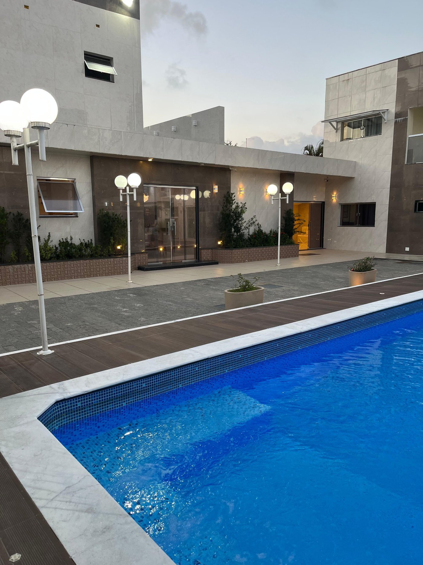Casa à venda com 8 quartos, sendo 2 suítes, em Flórida, Praia Grande, SP