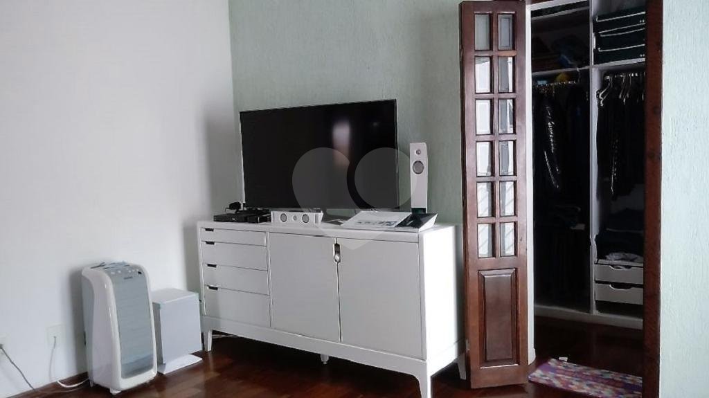 Sobrado à venda com 4 quartos, sendo 2 suítes, em Vila Nivi, São Paulo, SP