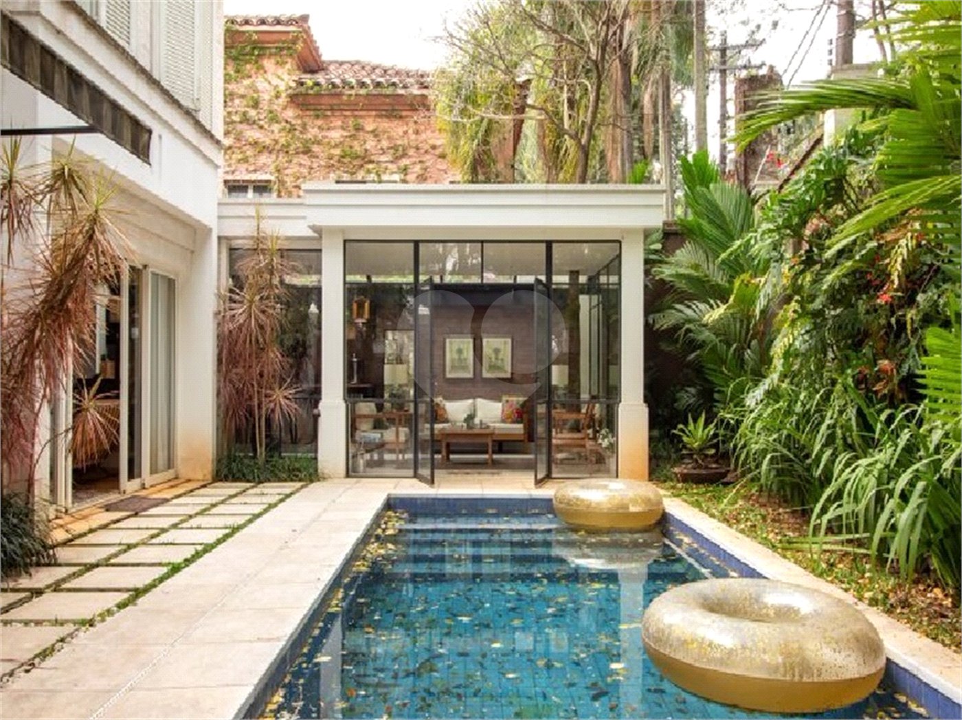 Casa à venda com 4 suítes no condomínio Outeiro, São Paulo - SP