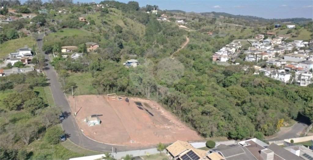 Casa à venda com 3 quartos, sendo 1 suíte, no condomínio Acrópole Residencial, Vinhedo - SP