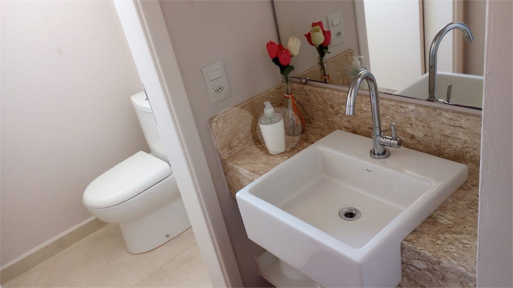 Casa à venda com 3 suítes no condomínio Picollo, Louveira - SP