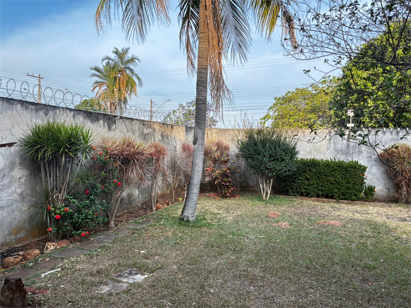 Sobrado para alugar com 4 quartos, sendo 2 suítes,  no Centro, Três Lagoas, MS