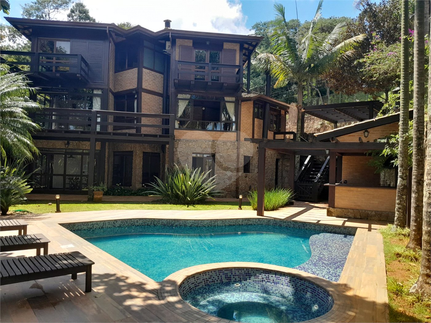 Casa à venda com 4 quartos, sendo 2 suítes, no condomínio Cantareira, Mairiporã - SP
