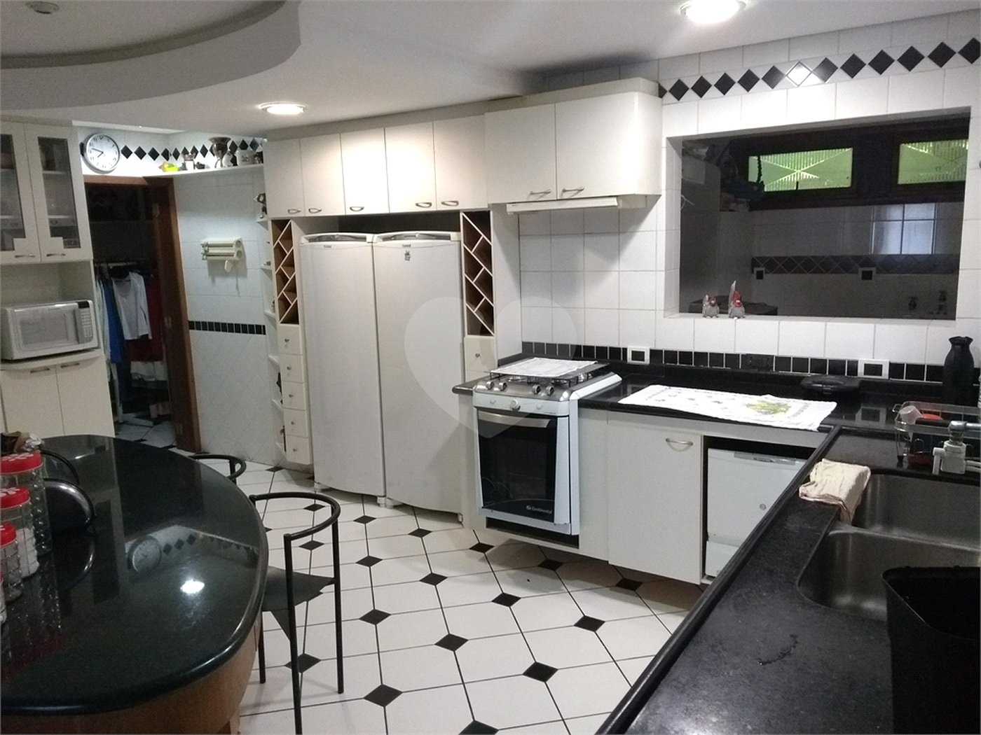 Casa à venda com 4 quartos, sendo 2 suítes, no condomínio Champs Elysees Village, Mairiporã - SP