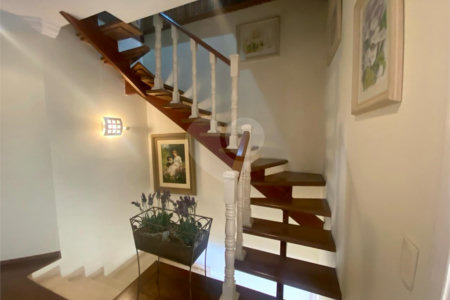 Casa à venda com 4 quartos, sendo 3 suítes, em Jardim Maia, Guarulhos, SP