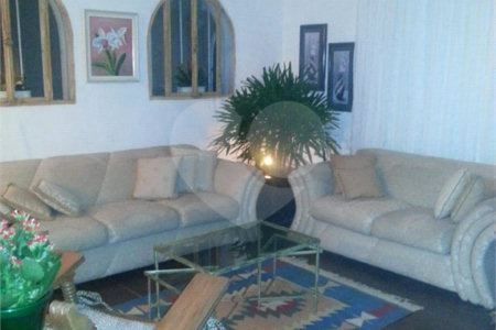 Sobrado à venda com 4 quartos, sendo 2 suítes, em Jardim Leonor, São Paulo, SP