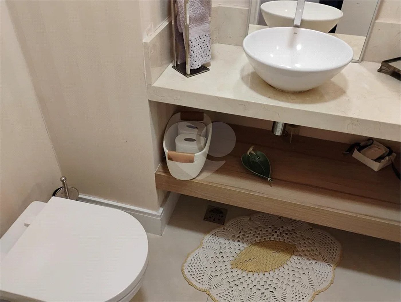 Apartamento reformado , 3 suítes , 3 vagas. Próximo a Avenida Paulista e metrô Brigadeiro . Prédio de construtora renomada. Único !