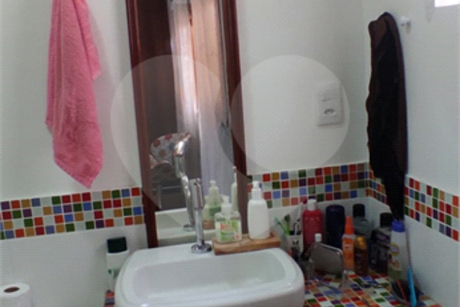 Casa à venda com 3 quartos, sendo 1 suíte,  no condomínio Residencial Vila Irmãos Arnoni, São Paulo - SP
