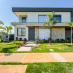 Indaiatuba - Condominio Villa Sapezal - 318 m² de Terreno - 230 m² de Área Construída - 3 suítes, sendo 1 Master com closet planejado - Sala de TV - Sala de estar integrada à Sala de jantar - Cozinha com móveis planejados - Despensa - Escritório planejado - Lavabo - Piscina com preparação para aquec