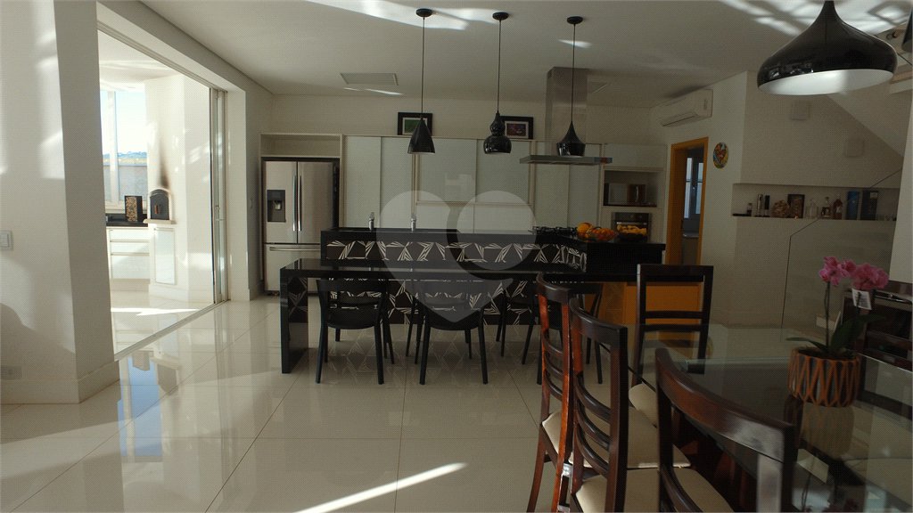 Casa à venda com 4 suítes no condomínio Figueira Gardn, Atibaia - SP