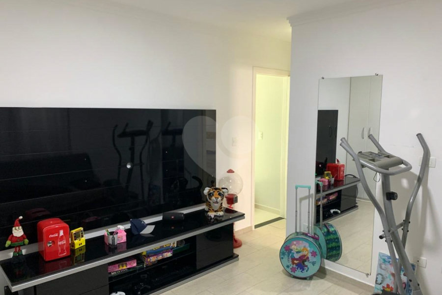 Sobrado à venda com 3 suítes em Vila Nivi, São Paulo, SP