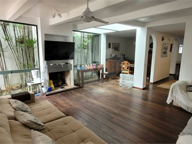 Casa à venda ou para alugar com 3 quartos, sendo 2 suítes,  em Alto da Boa Vista, São Paulo, SP
