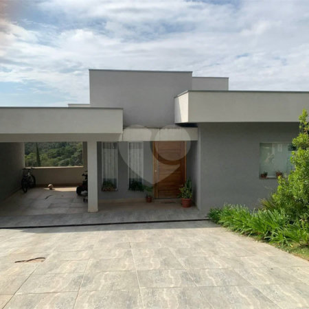 Casa à venda com 3 quartos, sendo 1 suíte, no condomínio Residencial Ponderosa, São Roque - SP