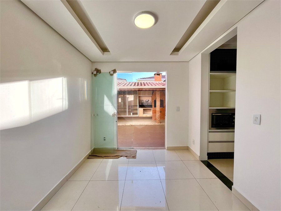 Casa à venda com 3 quartos, sendo 1 suíte, no condomínio Residencial Villa Flora, Votorantim - SP