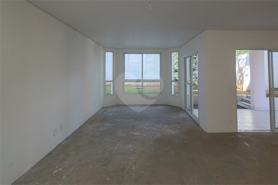 Casa à venda com 4 quartos, sendo 2 suítes, no condomínio Bristol Village, São Paulo - SP