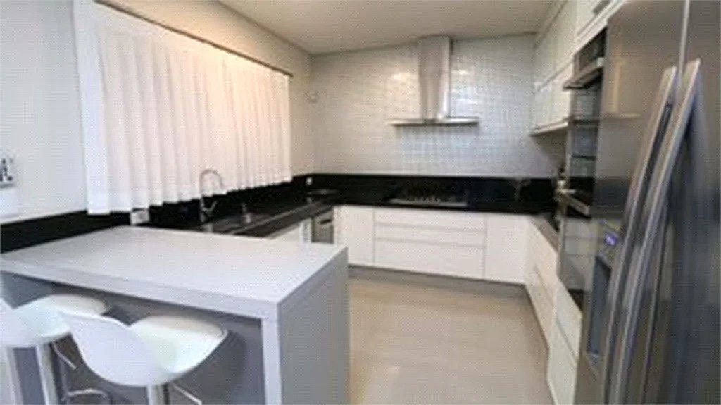 Sobrado à venda com 4 quartos, sendo 3 suítes, em Paraíso do Morumbi, São Paulo, SP