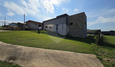 Casa à venda com 4 quartos, sendo 3 suítes,  no condomínio Village Ipanema 2, Araçoiaba da Serra - SP