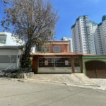 Sobrado à venda com 4 quartos, sendo 1 suíte, em Vila Gilda, Santo André, SP