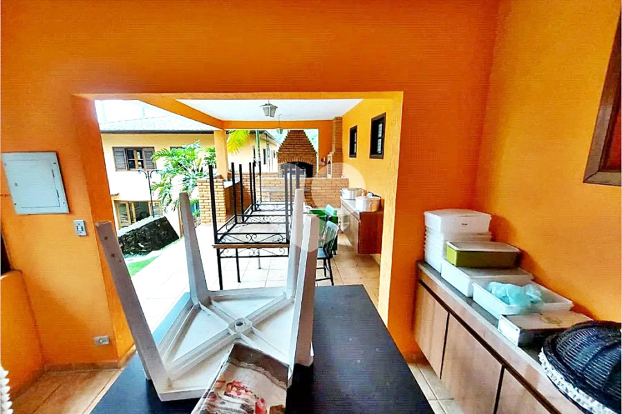 Casa à venda com 4 quartos, sendo 2 suítes, no condomínio Parque Imperial da Cantareira, Mairiporã - SP