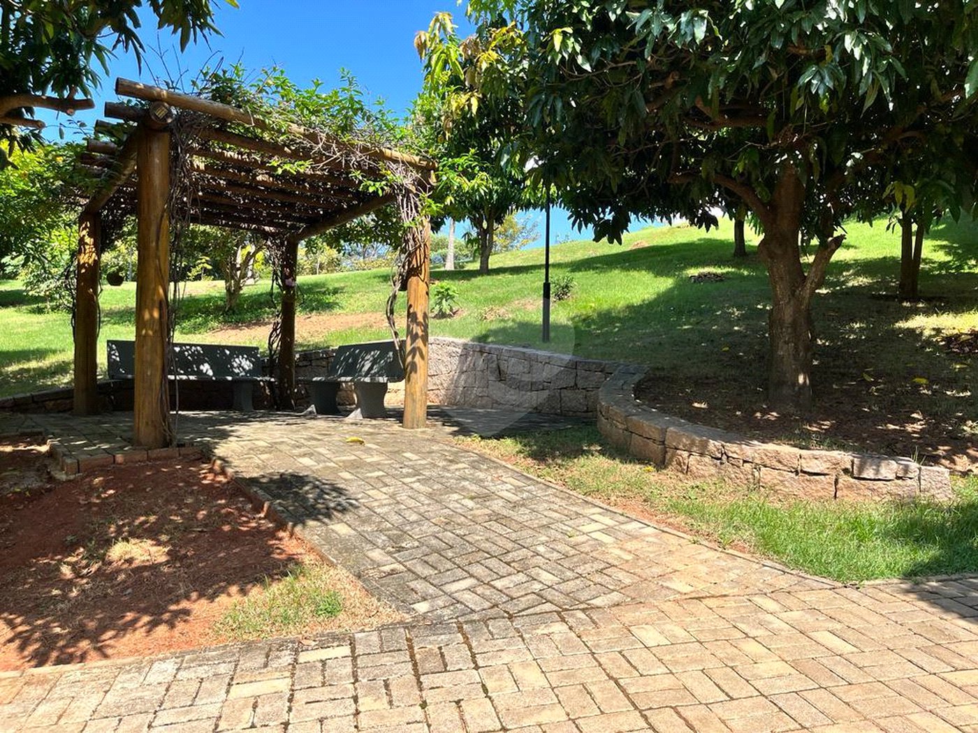 Casa à venda com 5 quartos, sendo 3 suítes, no condomínio Santa Teresa 1, Vinhedo - SP