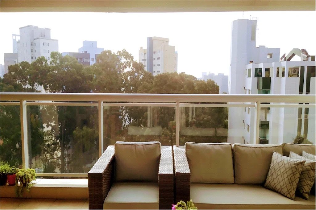 184m – 4 dormitórios com ar condicionado (2 suítes) – terraço gourmet – face norte – 3 vagas livres.