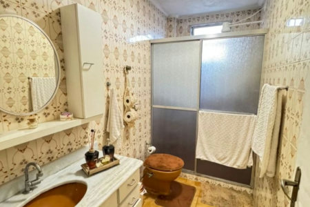 Apartamento com 2 dormitórios e suíte + dependência de serviço completa na Ponta da Praia – Localização privilegiada próximo à Praça Dino Bueno
