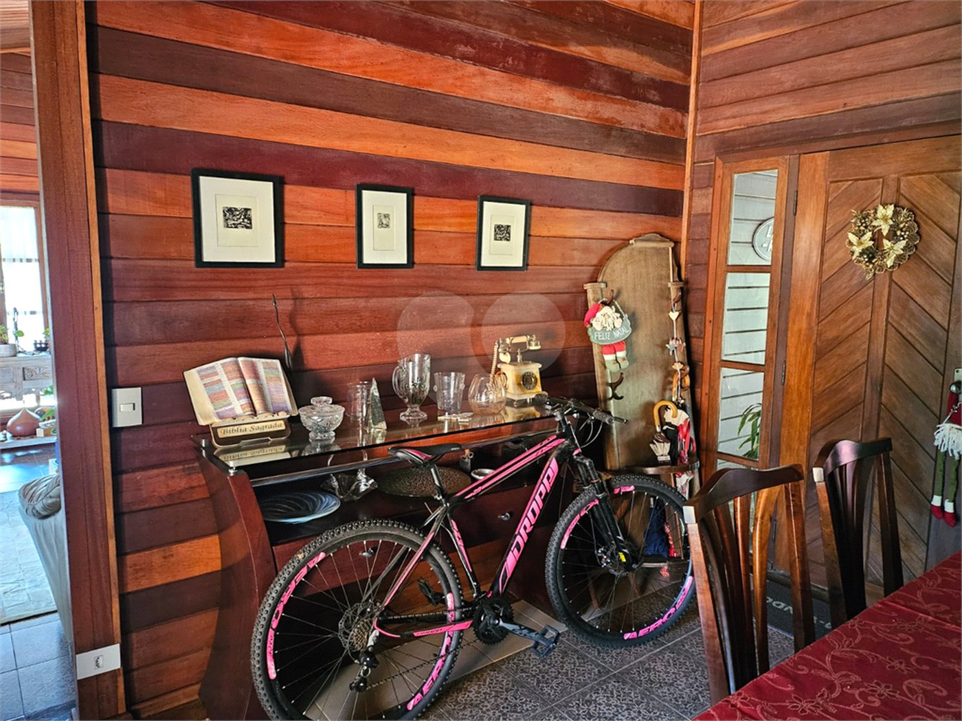 Casa à venda com 4 quartos, sendo 3 suítes, no condomínio Residncial Euroville, Carapicuíba - SP