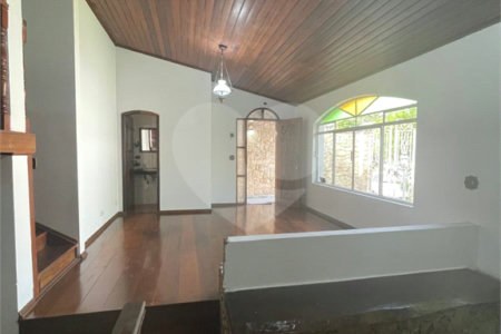 Sobrado à venda com 6 quartos, sendo 3 suítes,  em Dos Casa, São Bernardo do Campo, SP