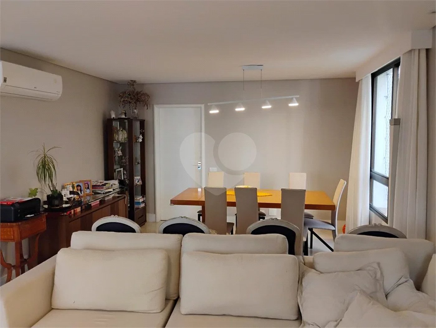 Apartamento reformado , 3 suítes , 3 vagas. Próximo a Avenida Paulista e metrô Brigadeiro . Prédio de construtora renomada. Único !