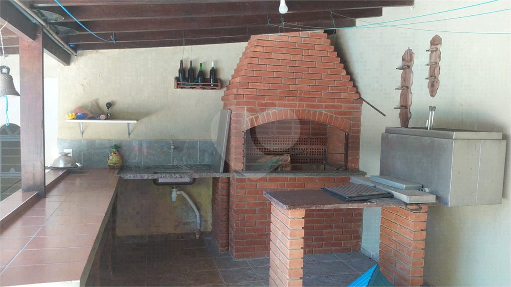 Casa à venda ou para alugar com 3 quartos, sendo 1 suíte, em Estação, São Roque, SP