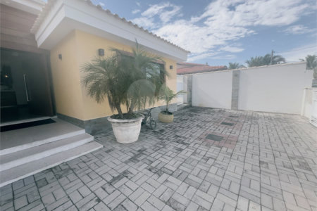 Casa em condomínio à venda com 4 quartos, sendo 2 suítes,  em Caravelas, Armação dos Búzios, RJ