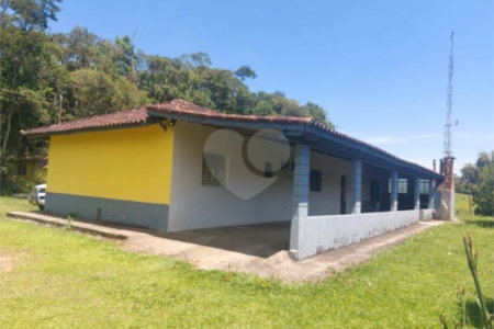 Sítio à venda com 5 quartos, sendo 1 suíte,  em Área Rural de Tapiraí, Tapiraí, SP